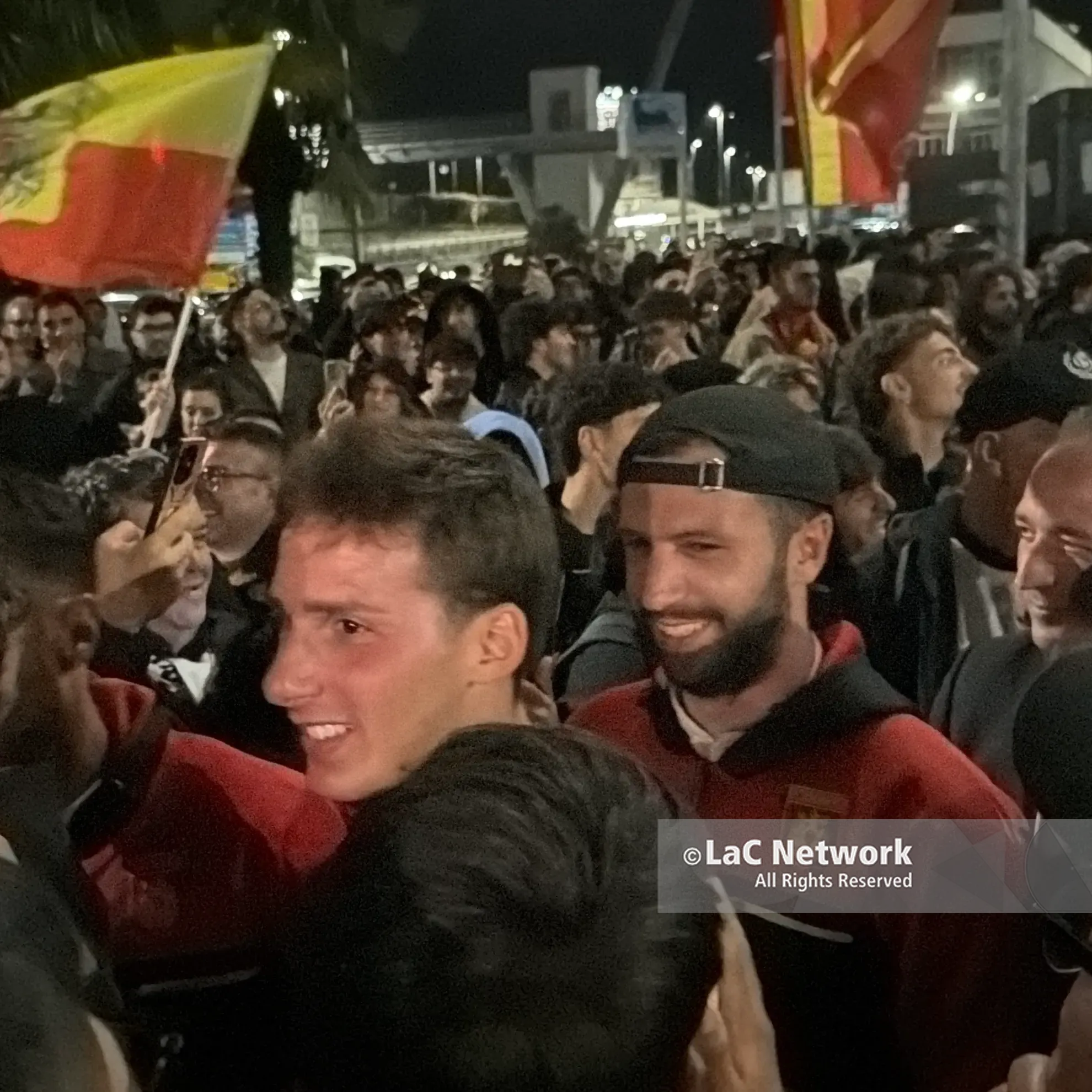 Catanzaro non dorme: festa nella notte per il ritorno della squadra da Palermo\n\n\n