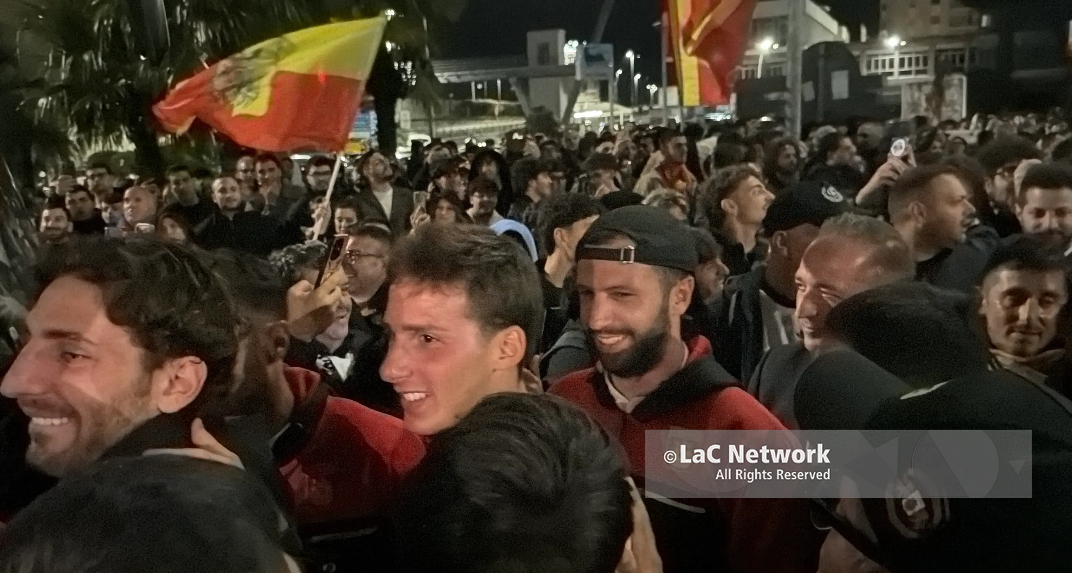 <p><span style=\"color:hsl(0, 75%, 60%);\">Catanzaro non dorme</span>: festa nella notte per il ritorno della squadra da Palermo</p>