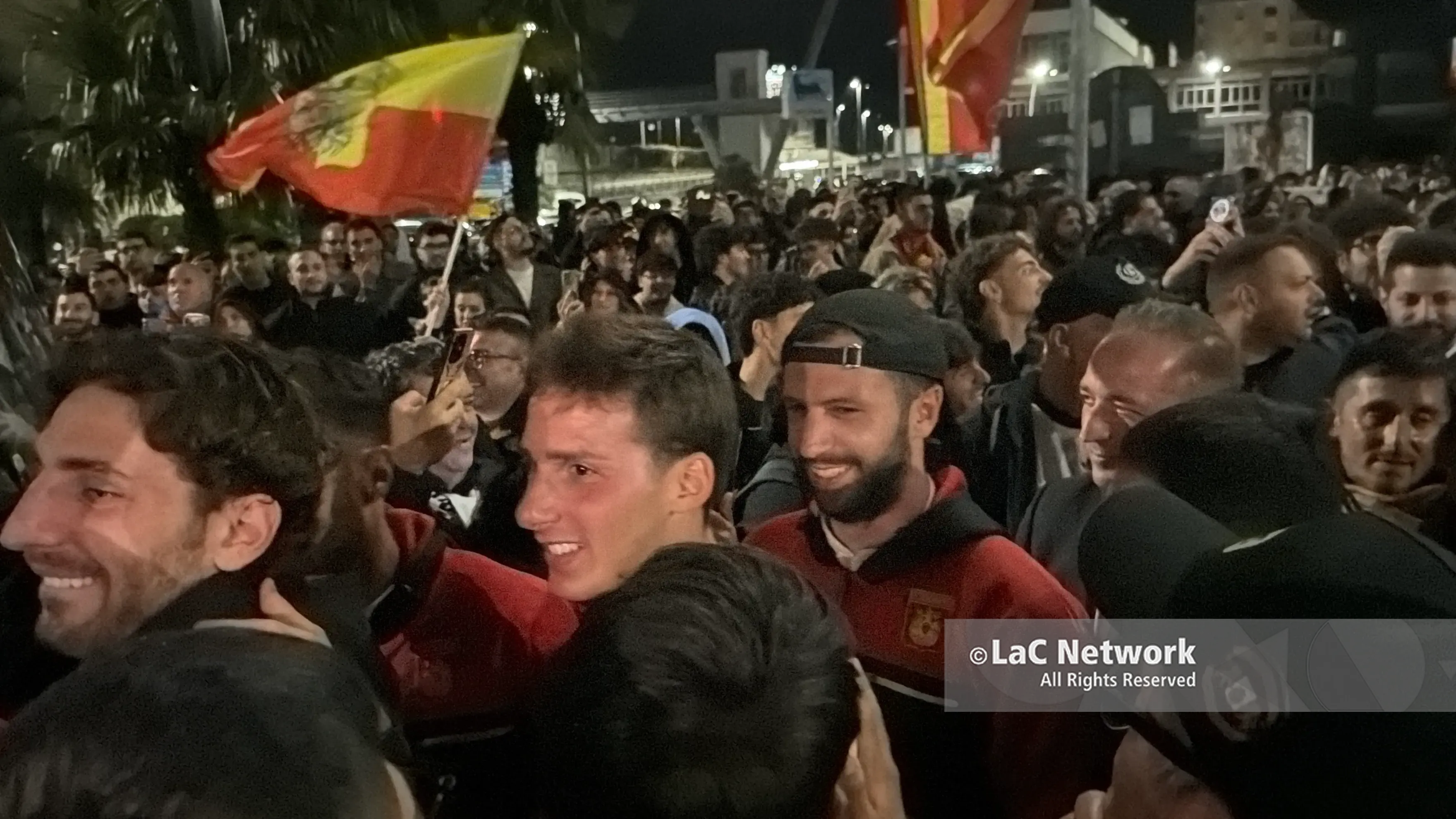 Catanzaro non dorme: festa nella notte per il ritorno della squadra da Palermo\n\n\n