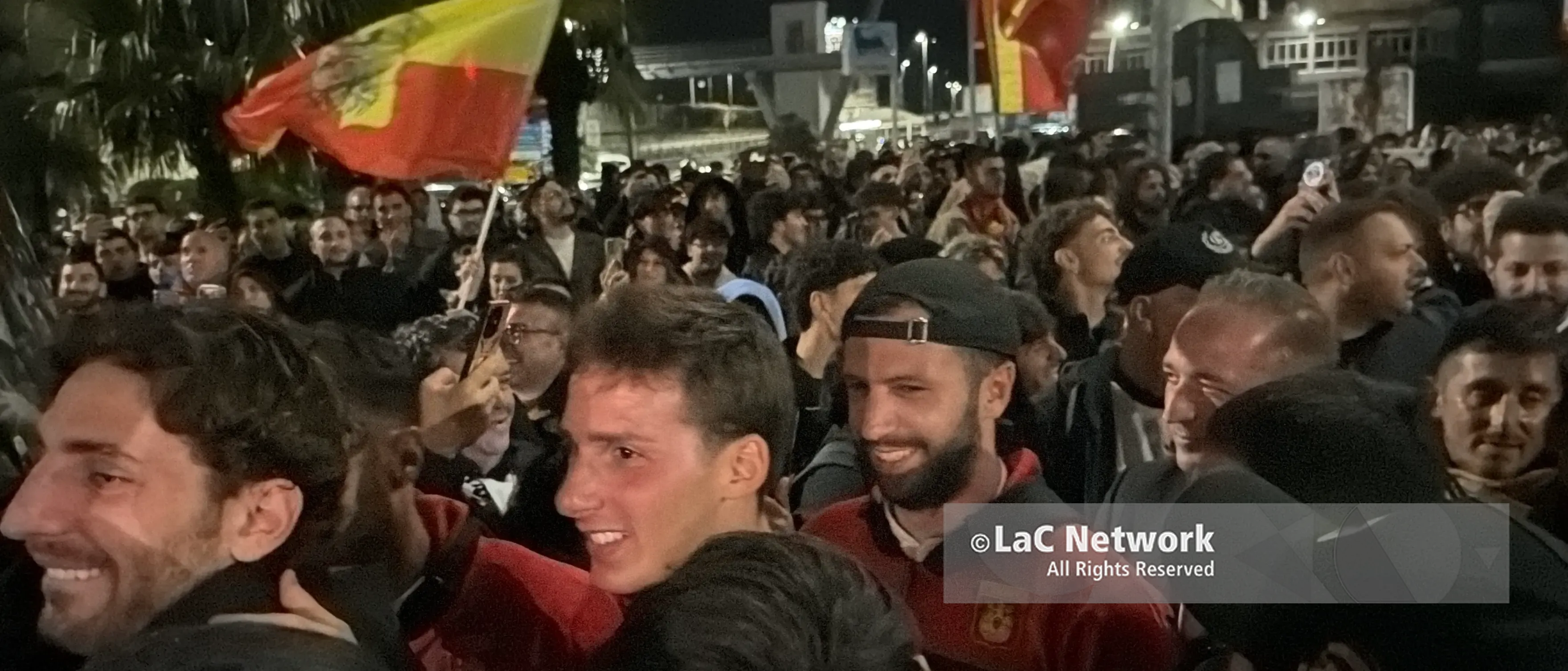 Catanzaro non dorme: festa nella notte per il ritorno della squadra da Palermo\n\n\n
