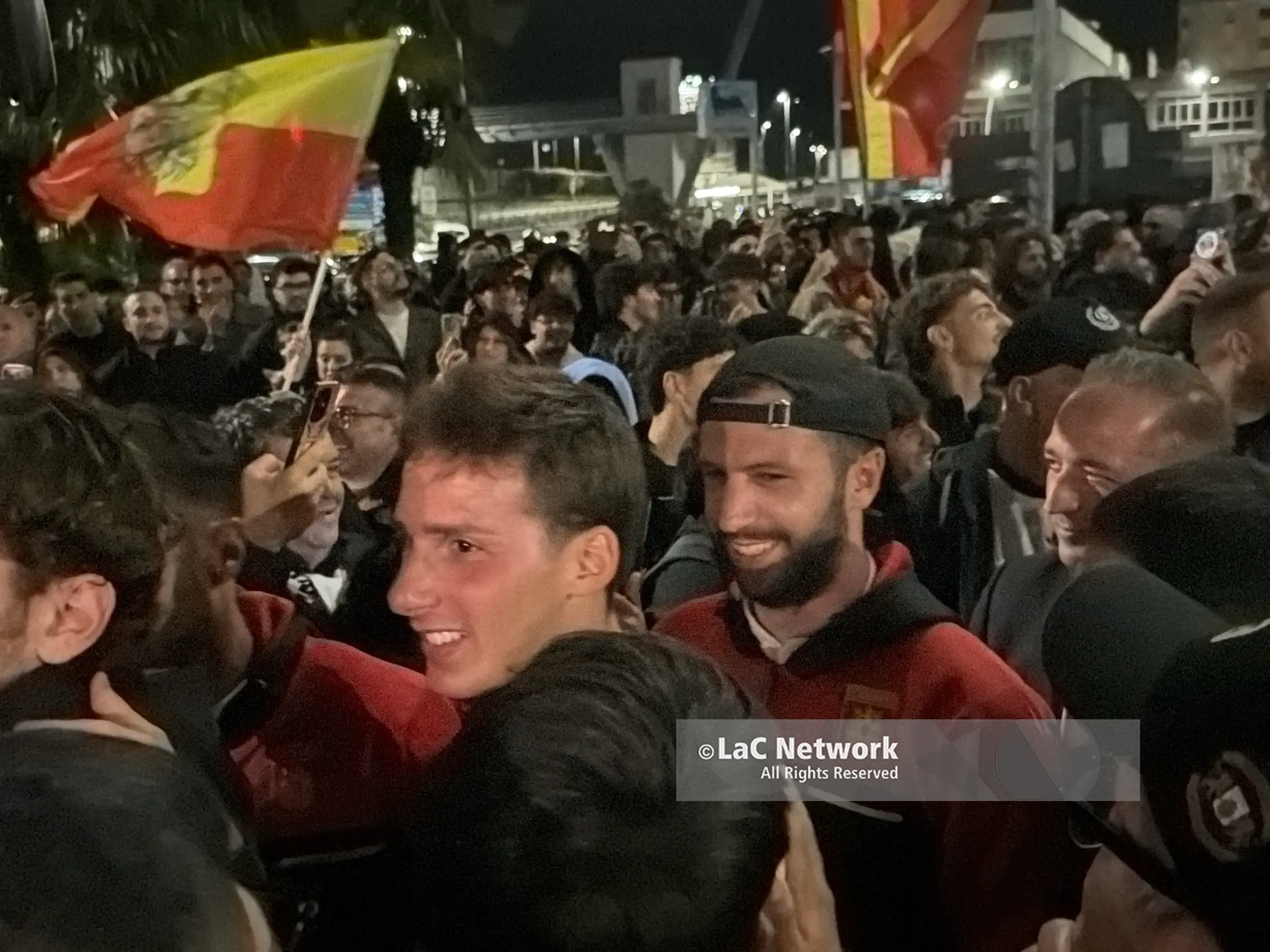Catanzaro non dorme: festa nella notte per il ritorno della squadra da Palermo