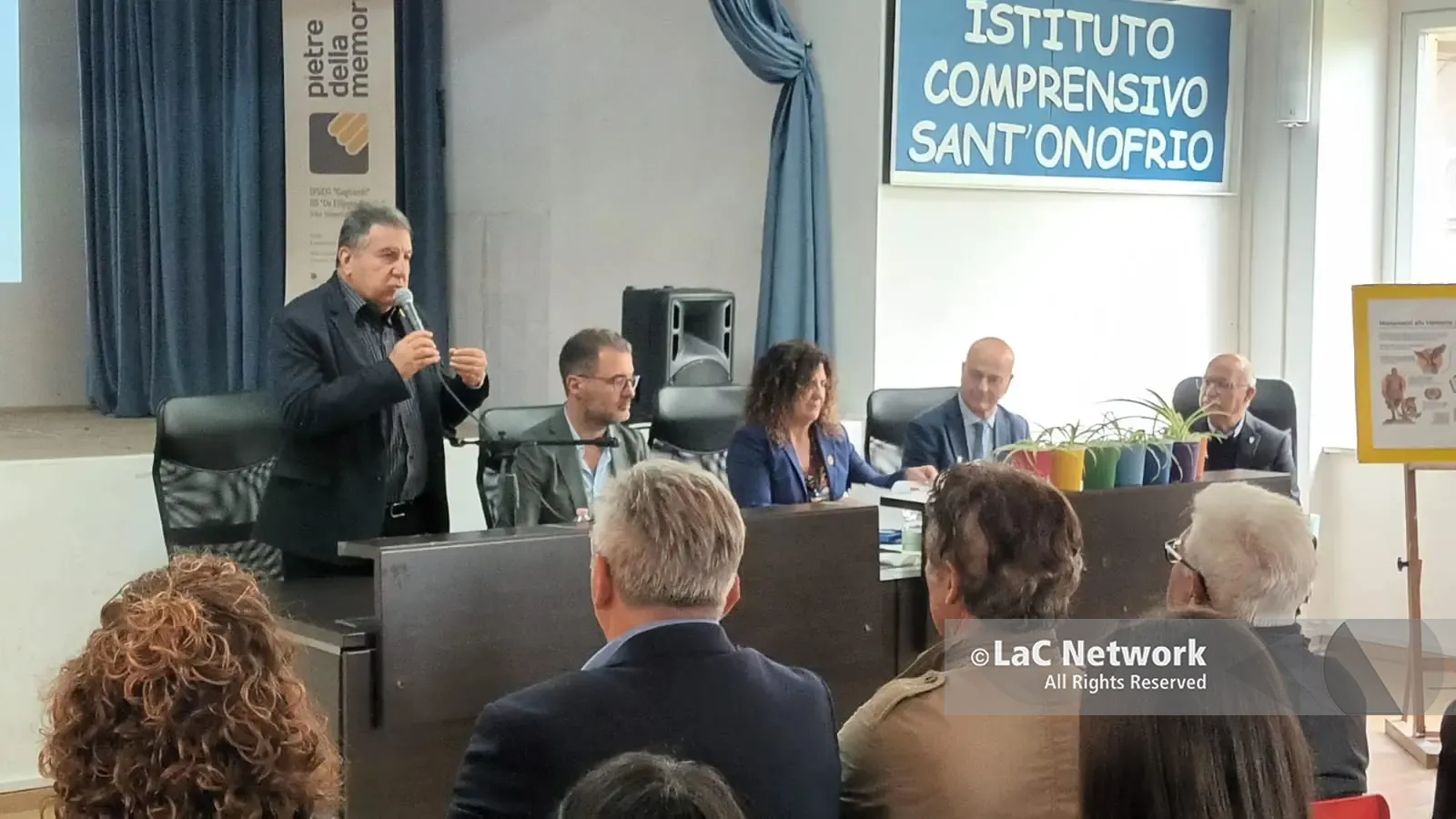 <p>La cerimonia di premiazione a Sant'Onofrio</p>\\n