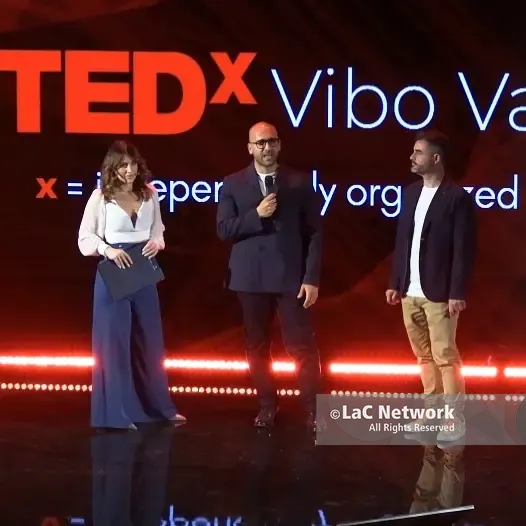 TEDx\u00A0Vibo riempie il Teatro comunale: 13 storie dal palco per raccontare le “Scelte che cambiano una vita”