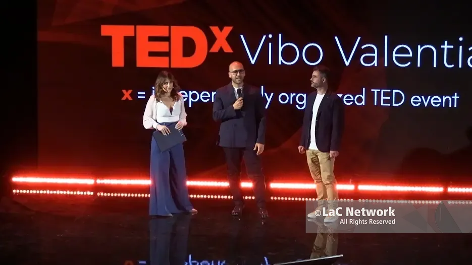 <p>Orifici, Lo Bianco e Cosentino sul palco del TEDx Vibo Valentia&nbsp;</p>\\n