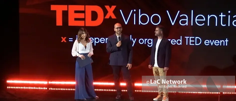 TEDx\u00A0Vibo riempie il Teatro comunale: 13 storie dal palco per raccontare le “Scelte che cambiano una vita”