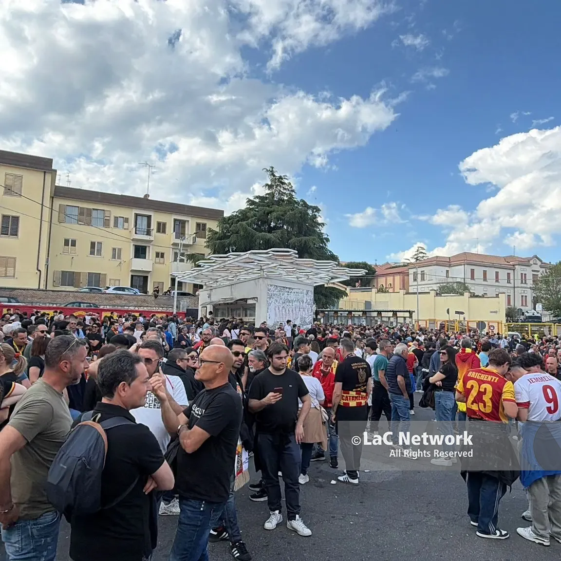 Catanzaro-Monza, tre ore prima del match la città è già una bolgia giallorossa\n
