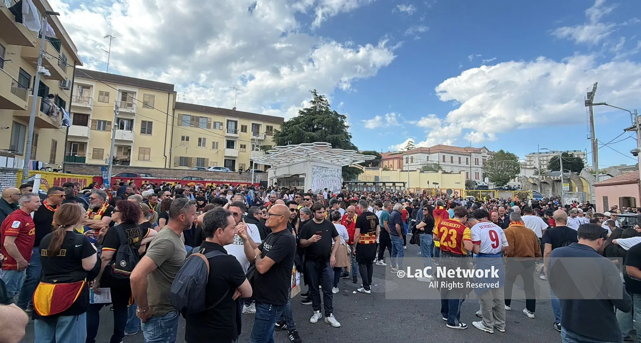 <p>Catanzaro-Monza, la città è già una bolgia giallorossa che sogna la serie A</p>