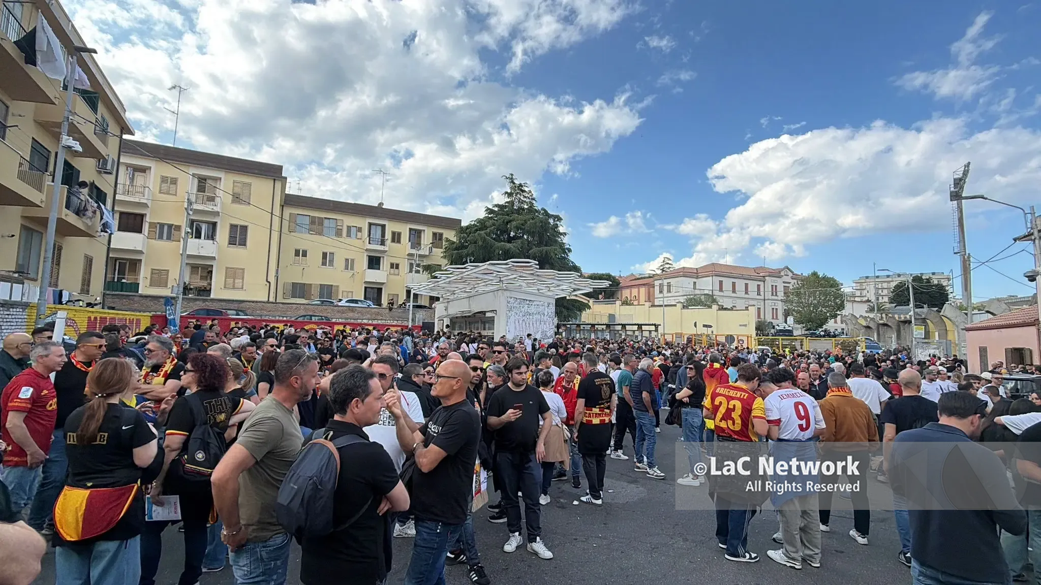 Catanzaro-Monza, tre ore prima del match la città è già una bolgia giallorossa\n
