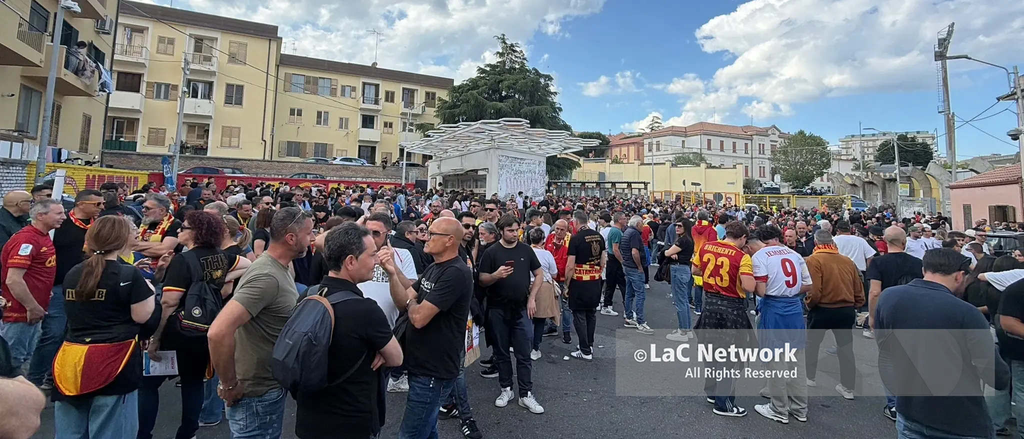 Catanzaro-Monza, tre ore prima del match la città è già una bolgia giallorossa\n