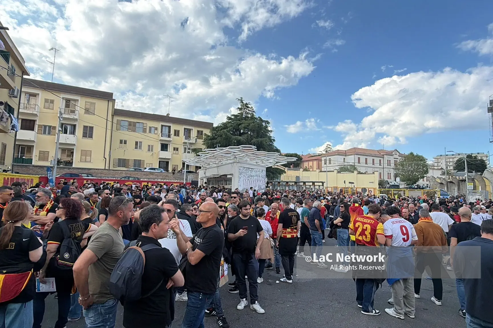 <p>Catanzaro-Monza, la città è già una bolgia giallorossa che sogna la serie A</p>