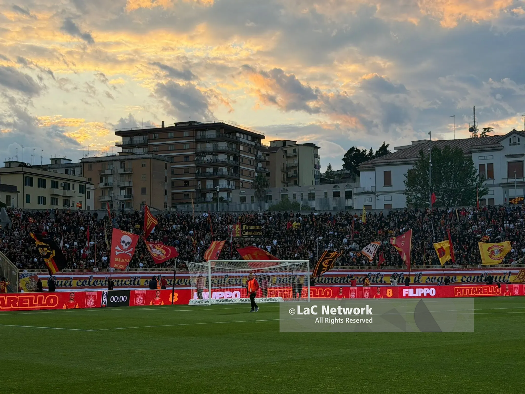 Il Catanzaro sfida il Monza al Ceravolo per l’andata della\u00A0finale playoff di Serie B: gli aggiornamenti –\u00A0LIVE\n