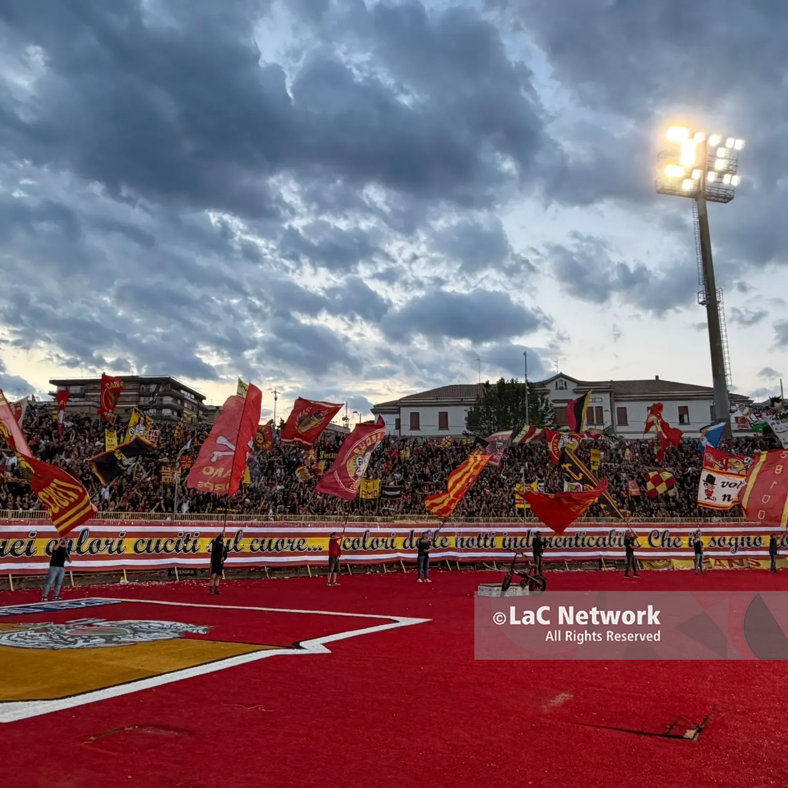 Catanzaro, un colpo d'occhio da... Serie A: cori e tanto entusiasmo sin dai primi minuti\n\n\n