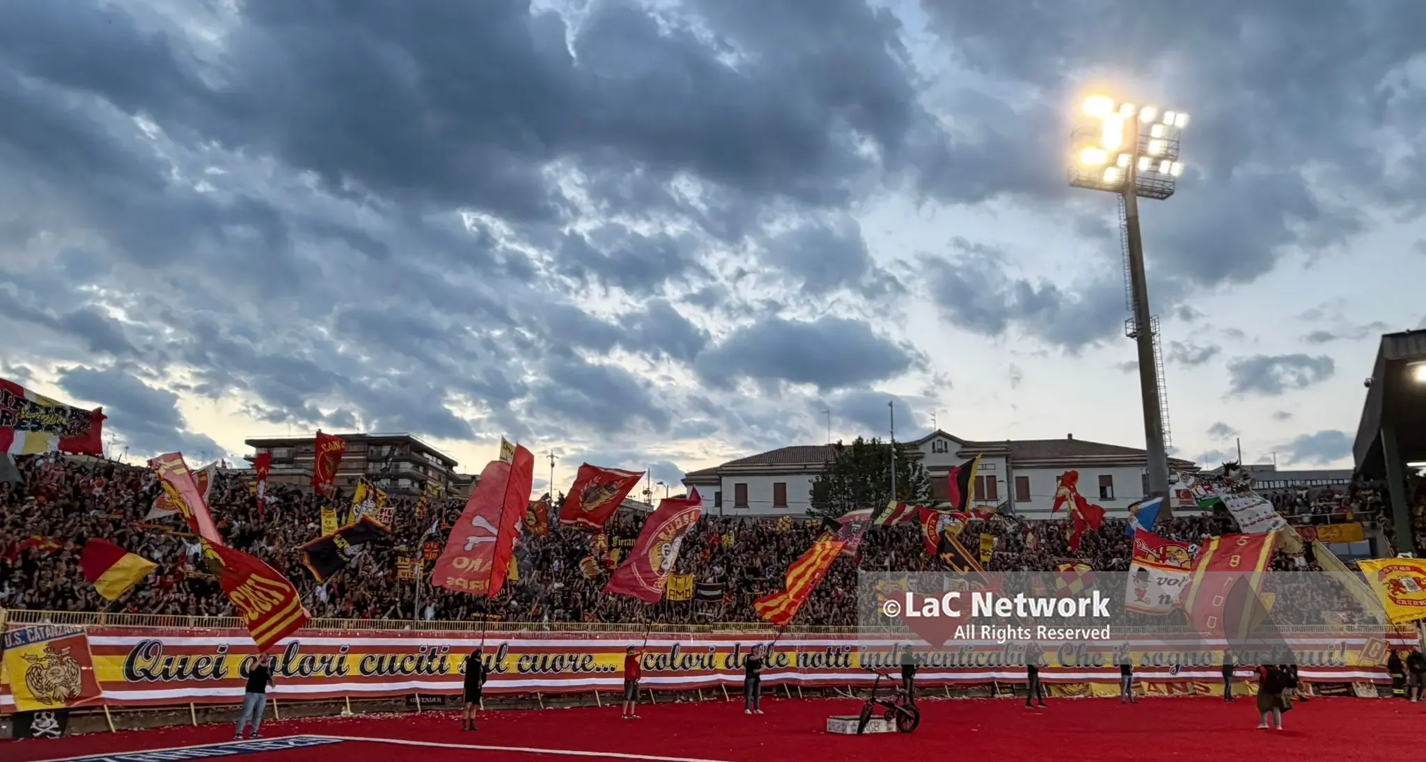 Catanzaro, un colpo d'occhio da... Serie A: cori e tanto entusiasmo sin dai primi minuti\n\n\n