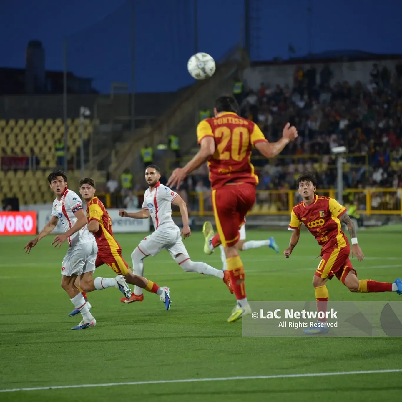 Il Catanzaro sfida il Monza per l’andata della\u00A0finale playoff di Serie B, inizio secondo tempo: parziale\u00A00 a 0. Gli aggiornamenti –\u00A0LIVE\n