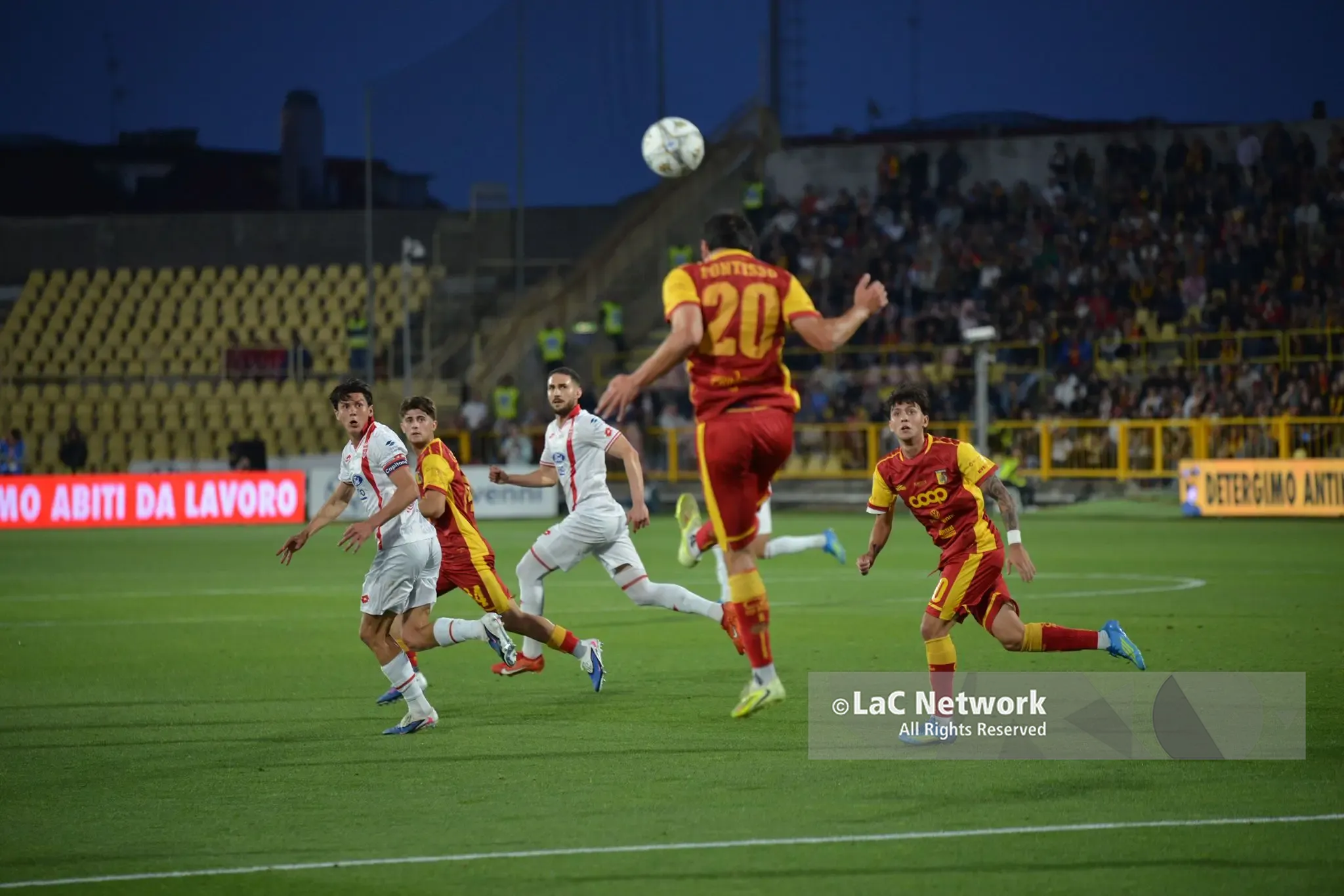 Il Catanzaro sfida il Monza per l’andata della\u00A0finale playoff di Serie B, inizio secondo tempo: parziale\u00A00 a 0. Gli aggiornamenti –\u00A0LIVE\n
