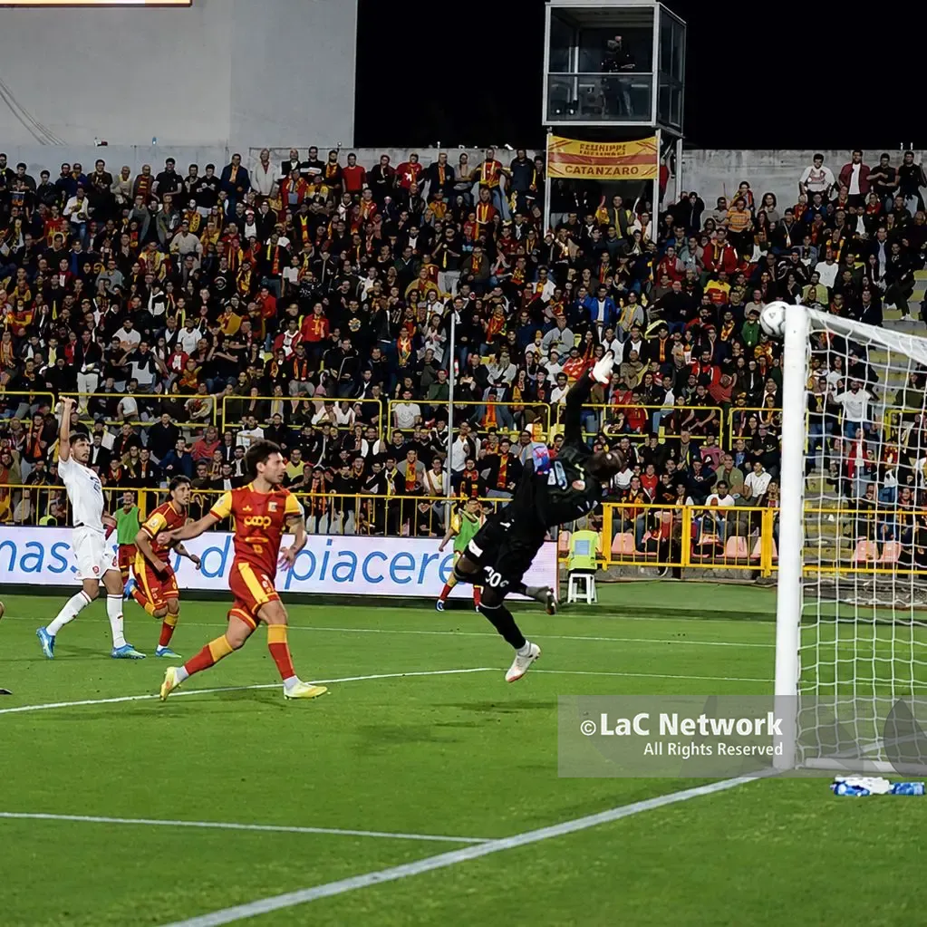 Il Catanzaro sfida il Monza per l’andata della\u00A0finale playoff di Serie B, Hernani segna l’1 a 0 degli ospiti. Gli aggiornamenti –\u00A0LIVE\n