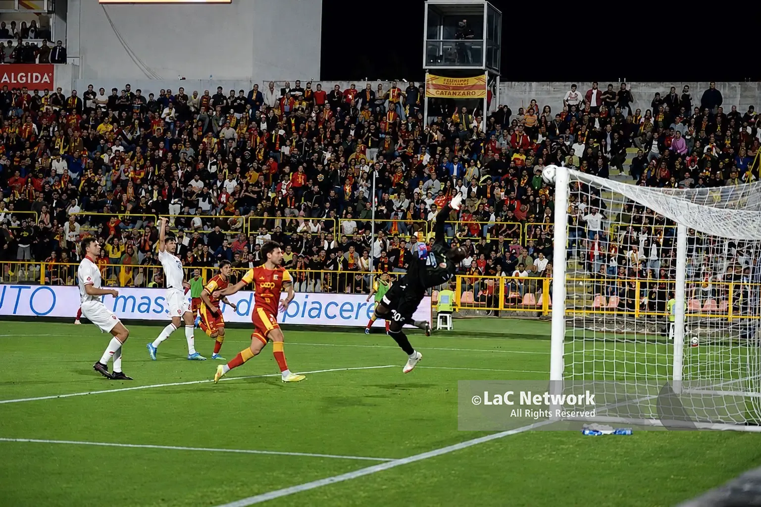 Il Catanzaro sfida il Monza per l’andata della\u00A0finale playoff di Serie B, Hernani segna l’1 a 0 degli ospiti. Gli aggiornamenti –\u00A0LIVE\n