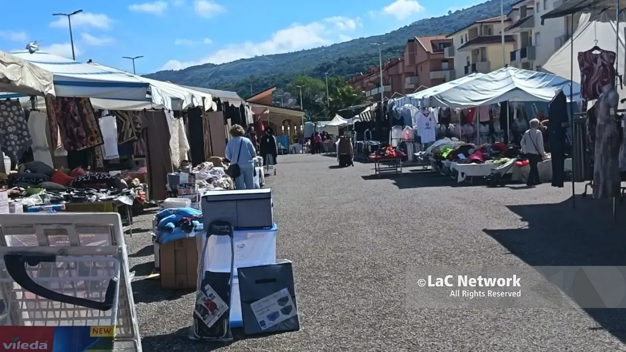 <p>Il piazzale di Ferrovie della Calabria a Vibo Marina dove si tiene il mercato settimanale</p>\\n