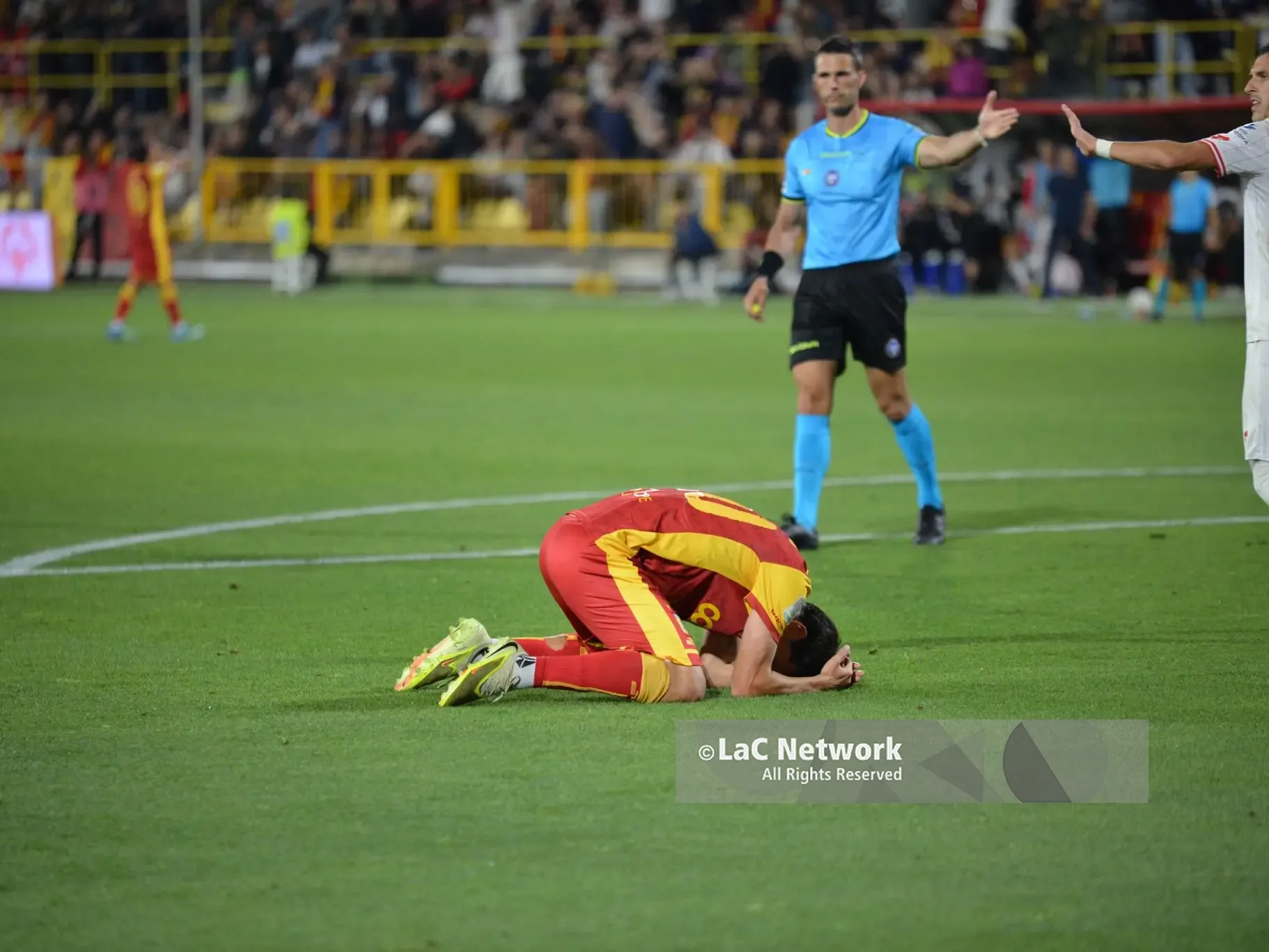 Il Catanzaro cade contro il Monza nell’andata della finale playoff di Serie B, Hernani e Caso per il definitivo 2 a 0