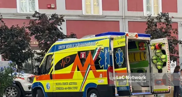 Malore fatale su Corso Mazzini a Cosenza, uomo muore davanti ai passanti\n