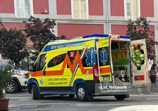 Malore fatale su Corso Mazzini a Cosenza, uomo muore davanti ai passanti\n