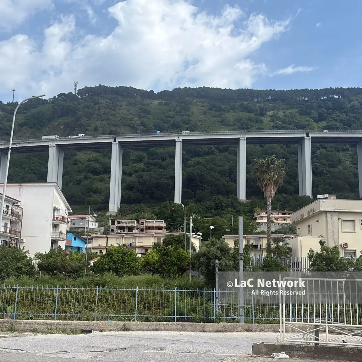 Pizzo, nuova tragedia dal ponte dell’autostrada: un uomo precipita nel vuoto, inutili i soccorsi\n
