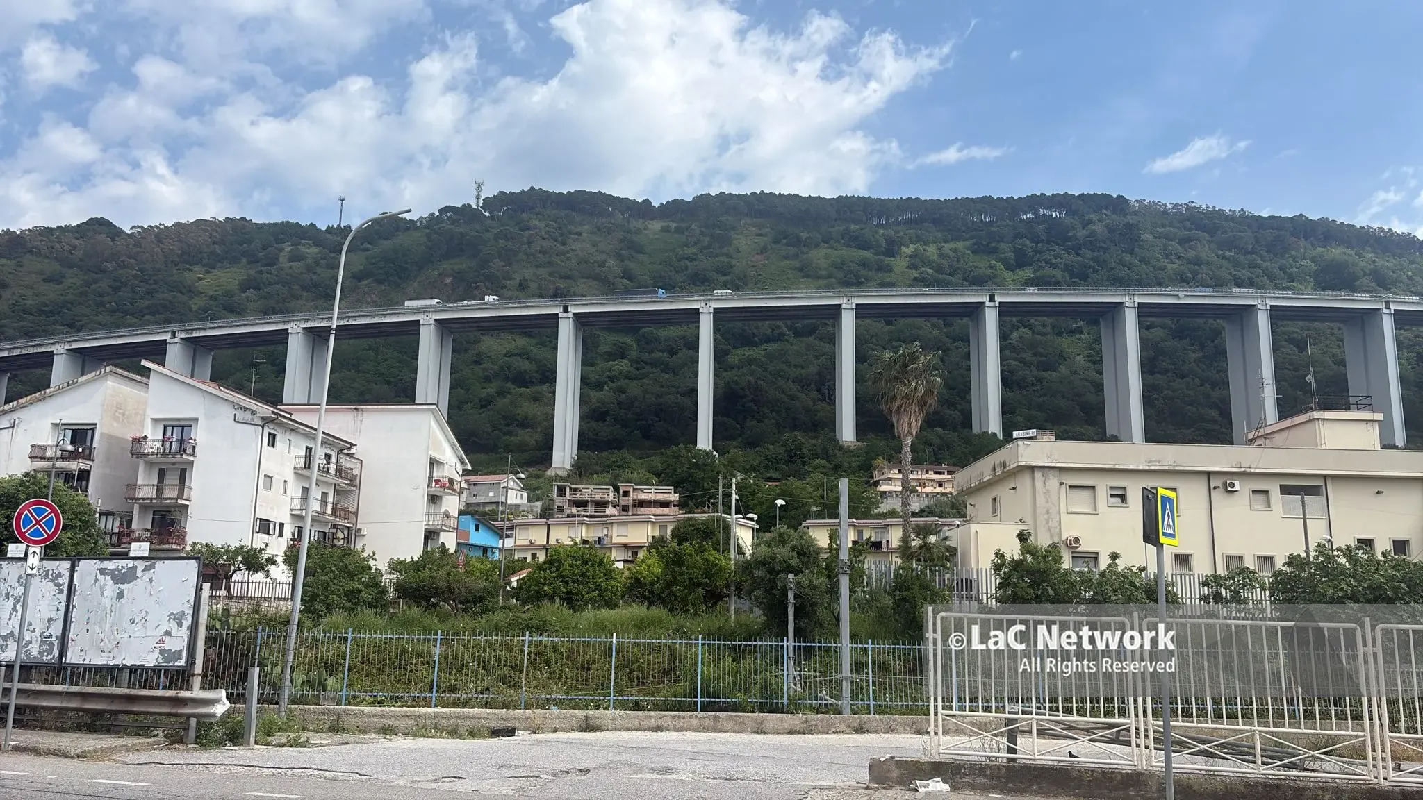 Pizzo, nuova tragedia dal ponte dell’autostrada: un uomo precipita nel vuoto, inutili i soccorsi\n