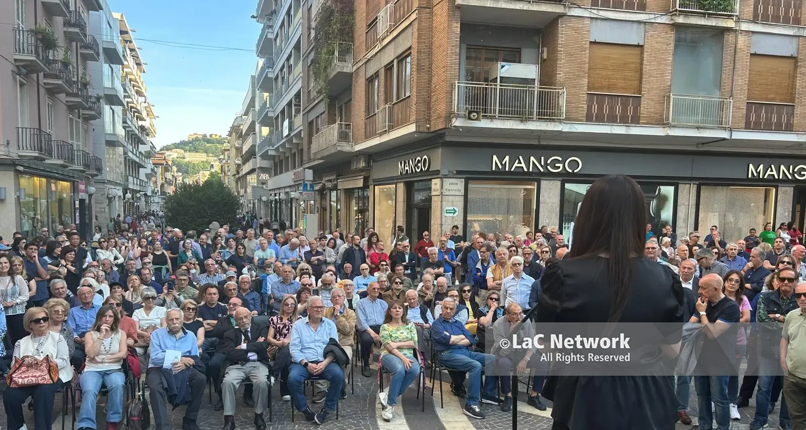 Cosenza scende in piazza contro lo spostamento dell’ospedale. Il sindaco Caruso capofila | VIDEO –\u00A0LIVE\n