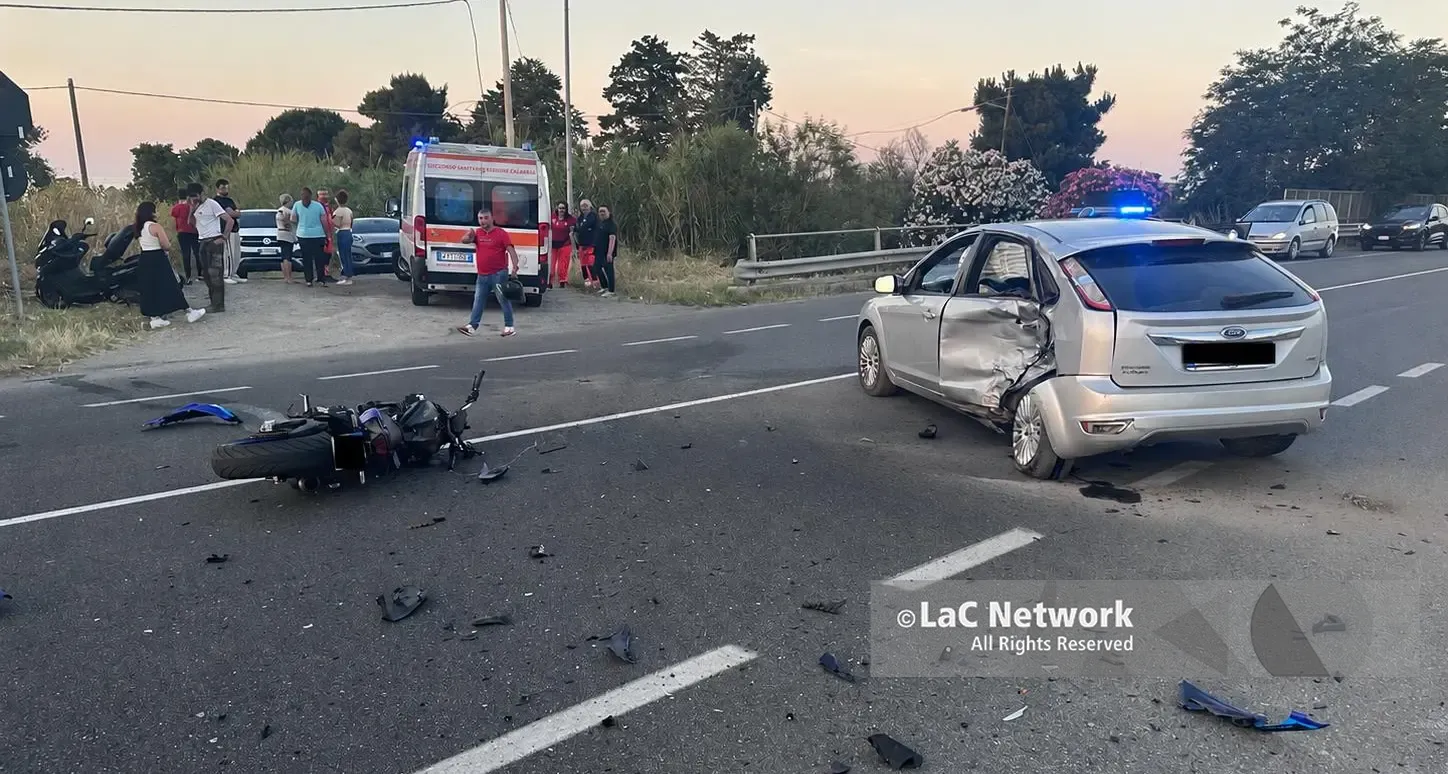 Scontro tra auto e moto sulla Statale 106, motociclista gravissimo\n