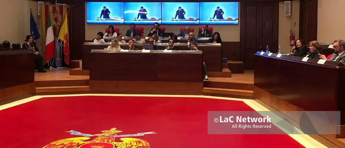 Catanzaro Servizi, l’ombra del fallimento irrompe in Consiglio comunale: lavoratori in Aula e tensione sugli affidamenti\n
