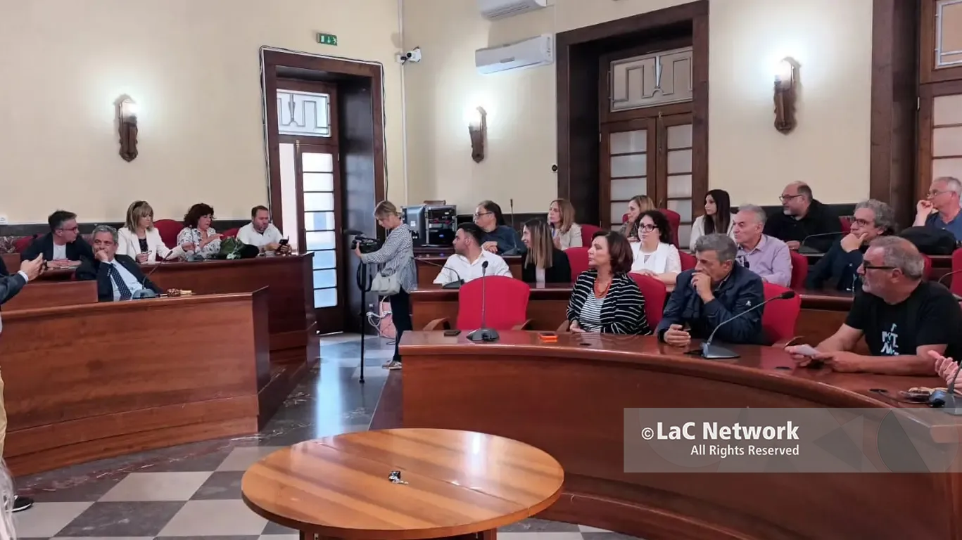 <p>L'assemblea straordinaria dei lavoratori del Comune</p>\\n