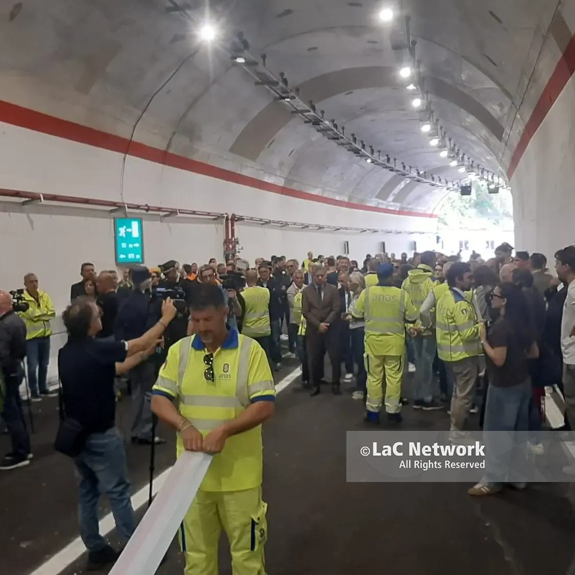 <p>Catanzaro, riapre dopo quasi due anni la galleria del Sansinato sulla “Due Mari”. Il sindaco Fiorita: «La città tira un sospiro di sollievo»</p>