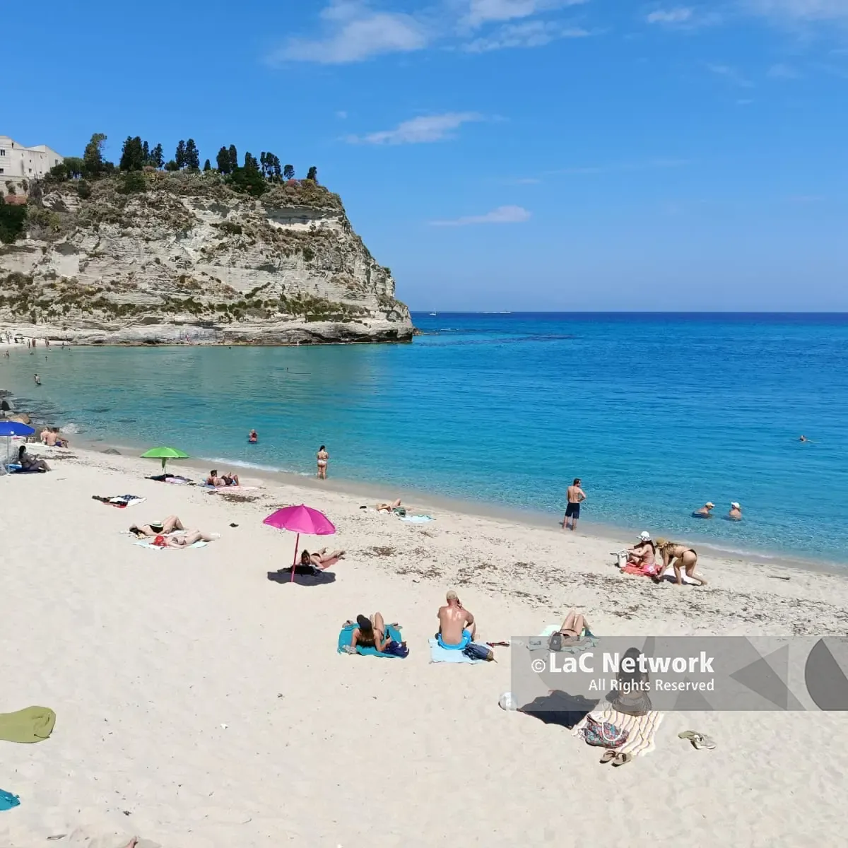 Tropea già piena di turisti ma il sindaco Macri è alle prese con le priorità: «Ho trovato un disastro, 2\u00A0anni per sistemare tutto»\n