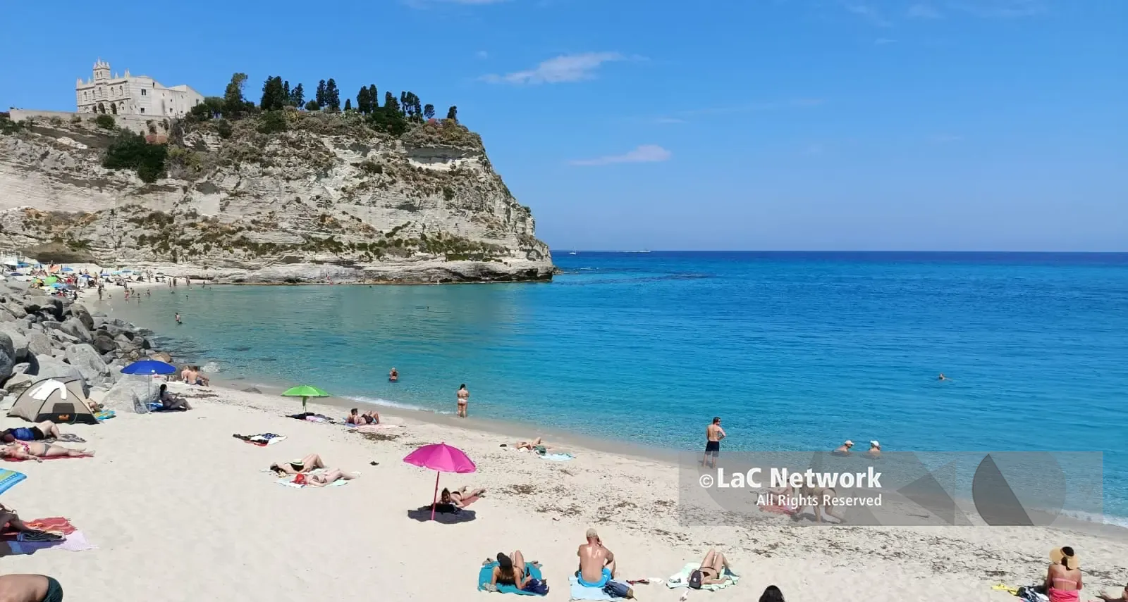 <p>Tropea già piena di turisti ma il sindaco Macri è alle prese con le priorità: «<span style=\"color:hsl(0, 75%, 60%);\">Ho trovato un disastro</span>, 2 anni per sistemare tutto»</p>