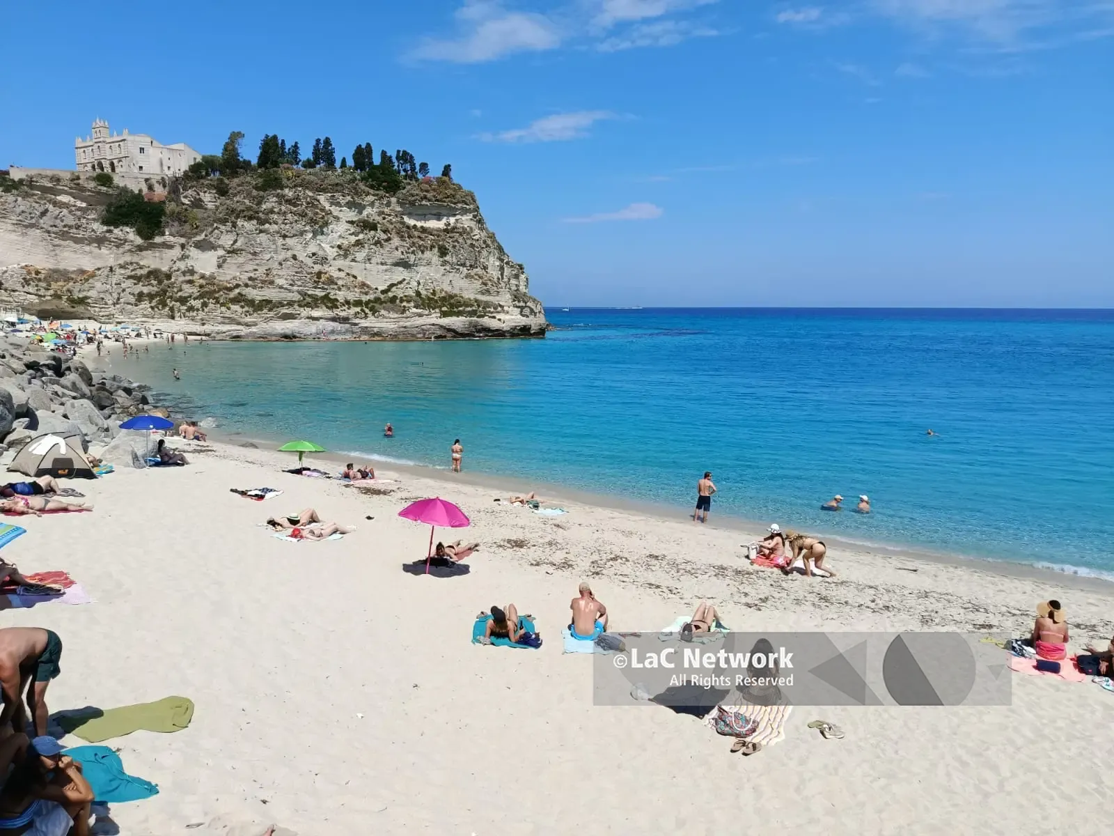 Tropea già piena di turisti ma il sindaco Macri è alle prese con le priorità: «Ho trovato un disastro, 2\u00A0anni per sistemare tutto»\n