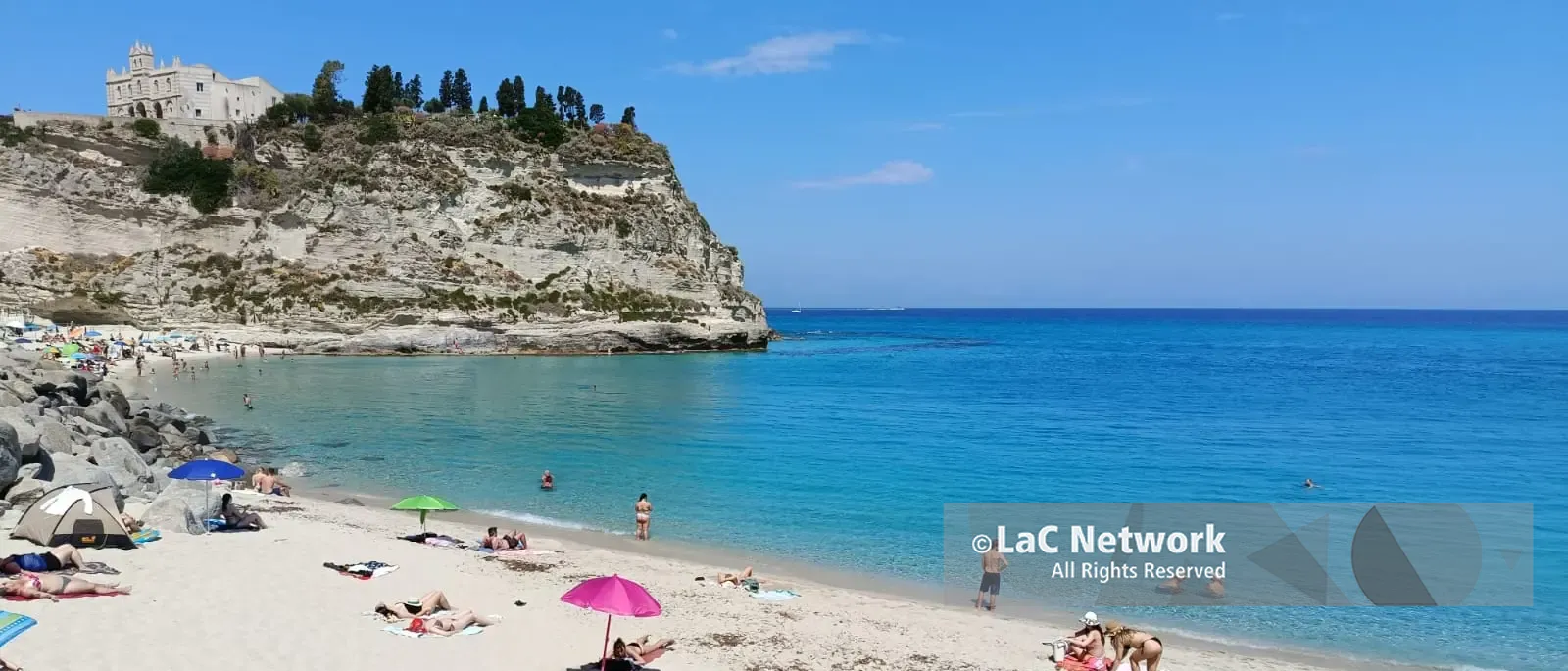 Tropea già piena di turisti ma il sindaco Macri è alle prese con le priorità: «Ho trovato un disastro, 2\u00A0anni per sistemare tutto»\n