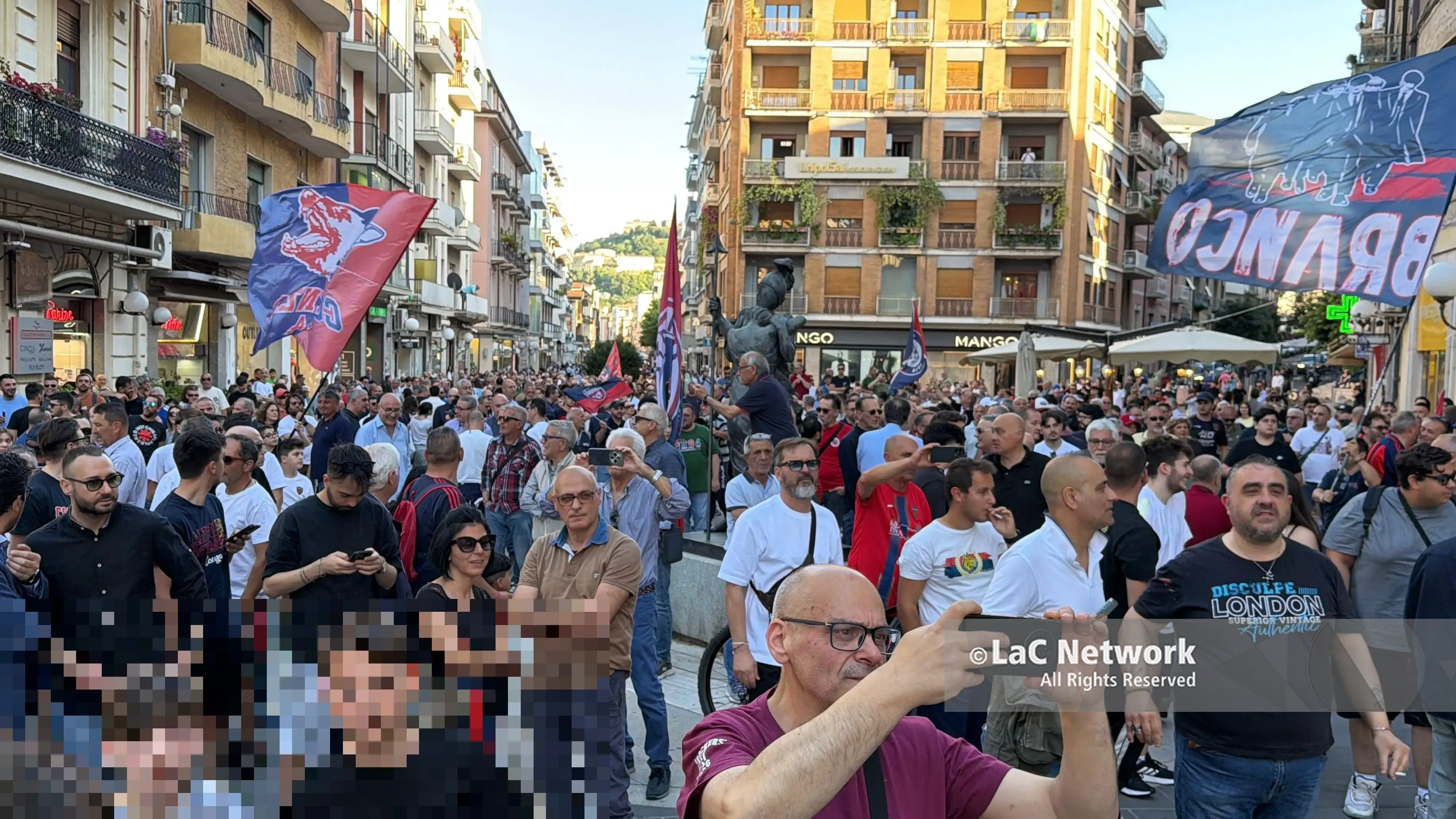 Cosenza, i tifosi scendono in piazza contro Guarascio e la società rossoblù | LIVE\n