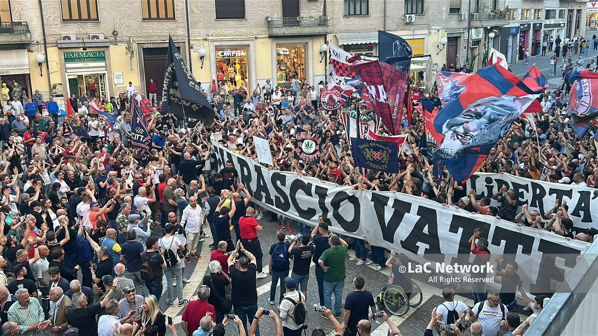 Protesta tifosi del Cosenza contro Guarascio e Scalise