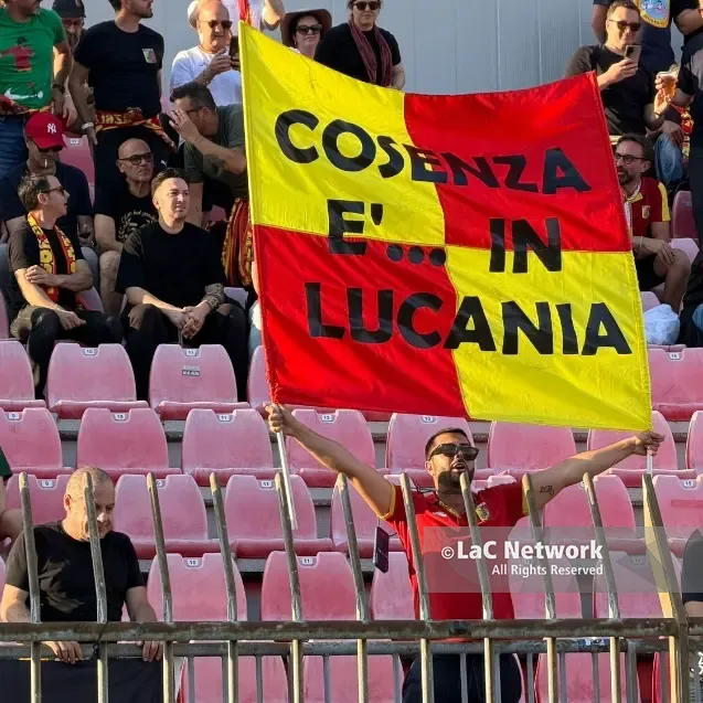 «Cosenza è in Lucania»: lo sfottò dei tifosi del Catanzaro accende il prepartita di Monza\n