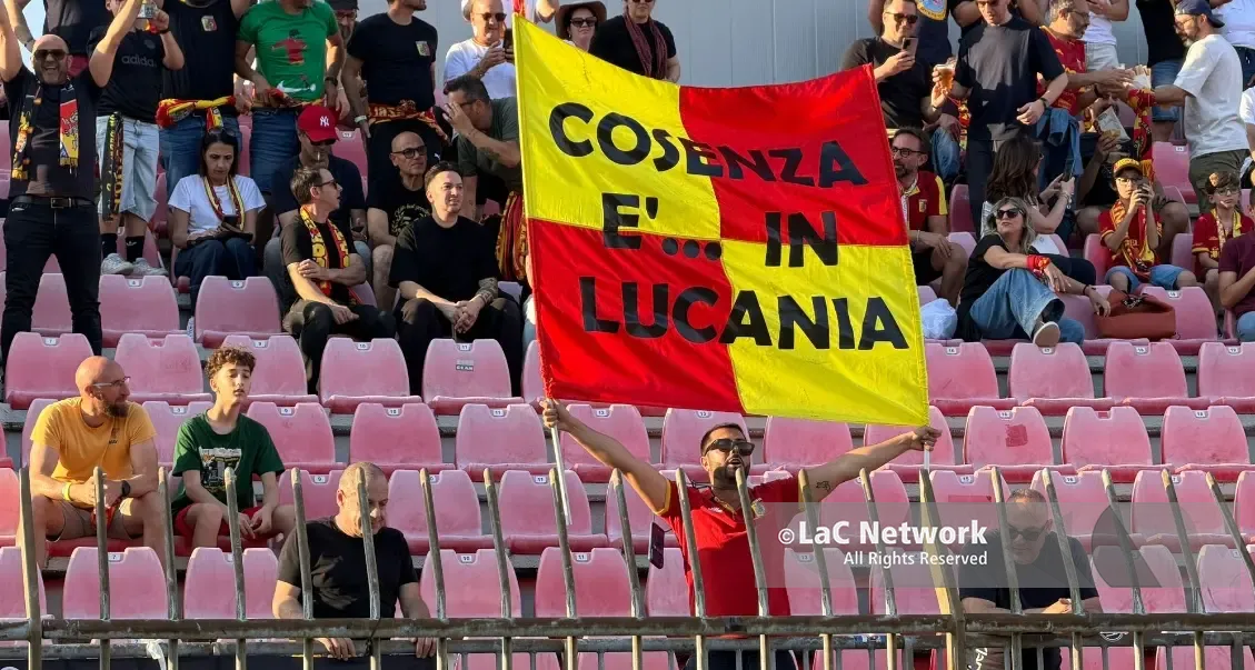 «Cosenza è in Lucania»: lo sfottò dei tifosi del Catanzaro accende il prepartita di Monza\n
