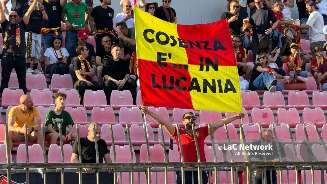 «Cosenza è in Lucania»: lo sfottò dei tifosi del Catanzaro accende il prepartita di Monza\n