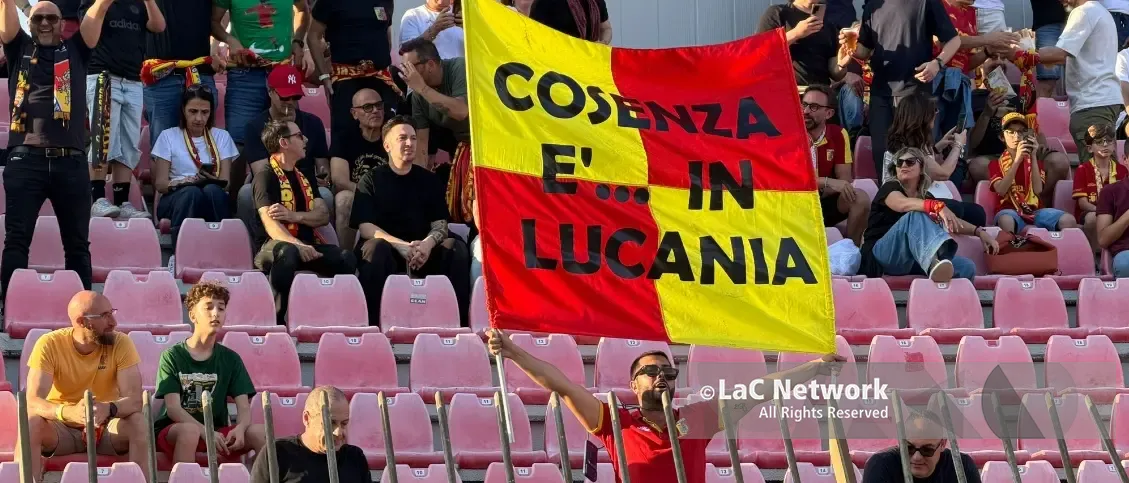 «Cosenza è in Lucania»: lo sfottò dei tifosi del Catanzaro accende il prepartita di Monza\n