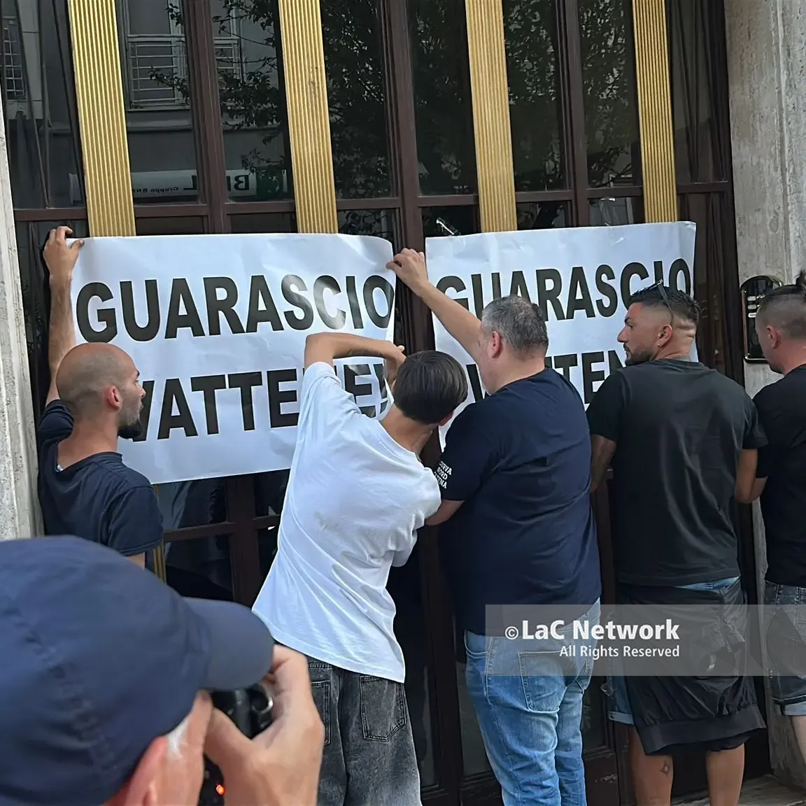 <p>«<span style=\"color:hsl(0, 75%, 60%);\">Non vi vogliamo più</span>», Cosenza in piazza contro il patron Guarascio: i tifosi rossoblù protestano nel cuore della città</p>