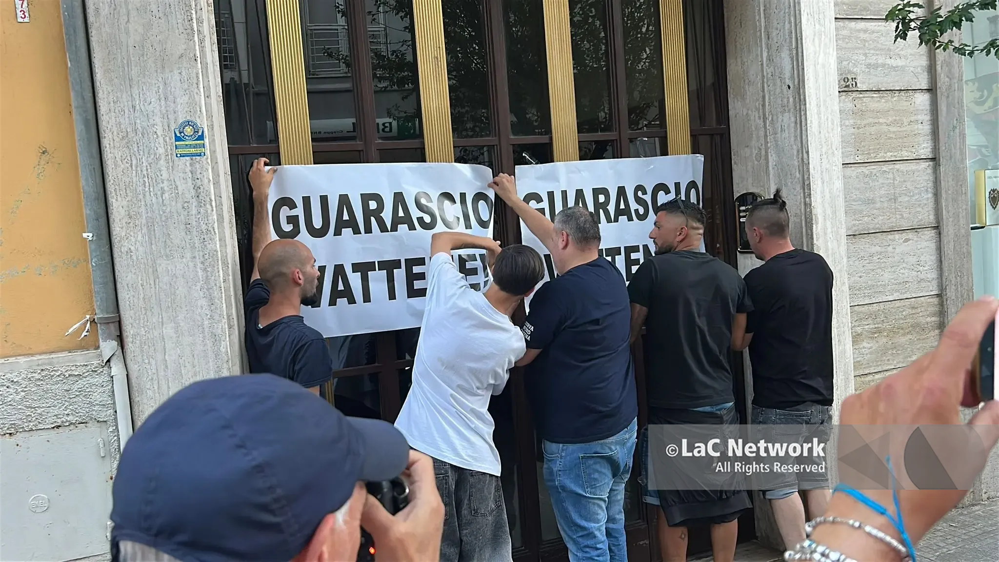 Cosenza, oltre duemila tifosi contro Guarascio: «Il suo tempo è finito»\u00A0\n