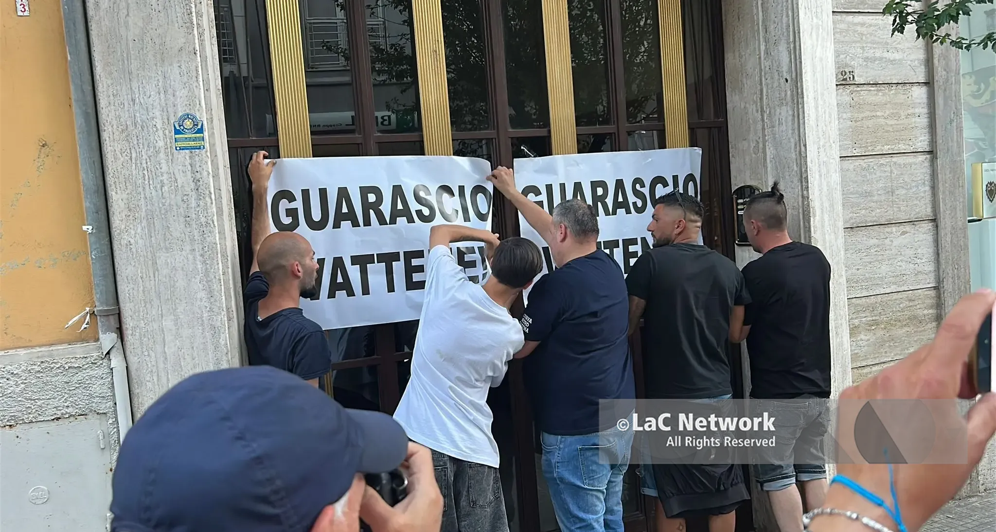 <p>«<span style=\"color:hsl(0, 75%, 60%);\">Non vi vogliamo più</span>», Cosenza in piazza contro il patron Guarascio: i tifosi rossoblù protestano nel cuore della città</p>