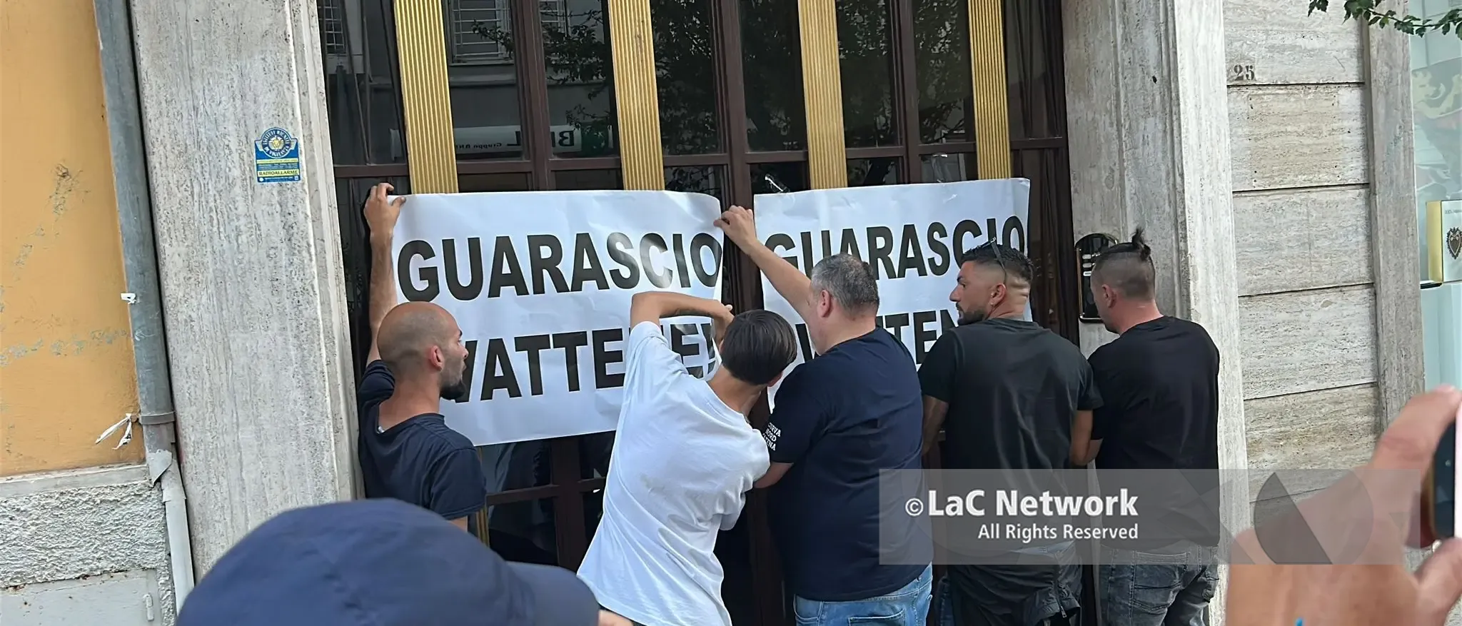 Cosenza, oltre duemila tifosi contro Guarascio: «Il suo tempo è finito»\u00A0\n