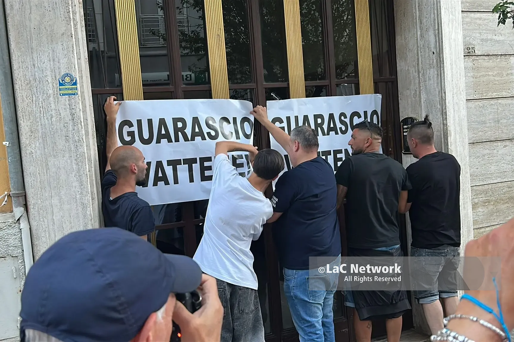 Cosenza, oltre duemila tifosi contro Guarascio: «Il suo tempo è finito» | LIVE\n