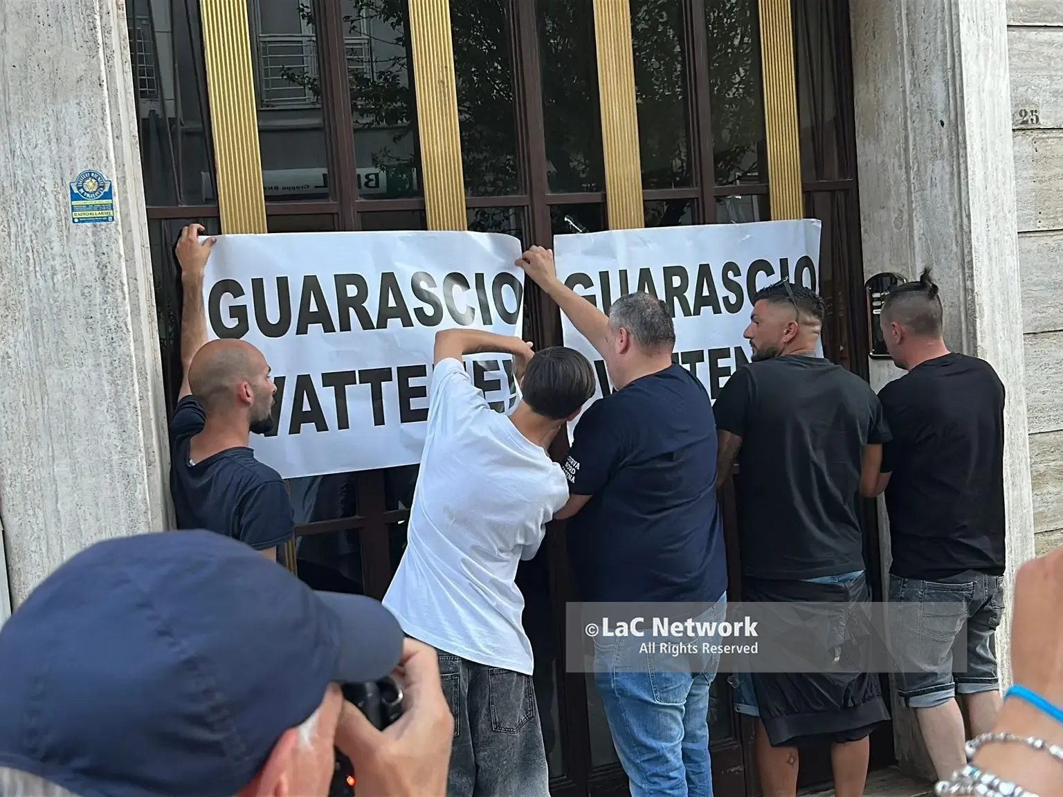 Cosenza, oltre duemila tifosi contro Guarascio: «Il suo tempo è finito»