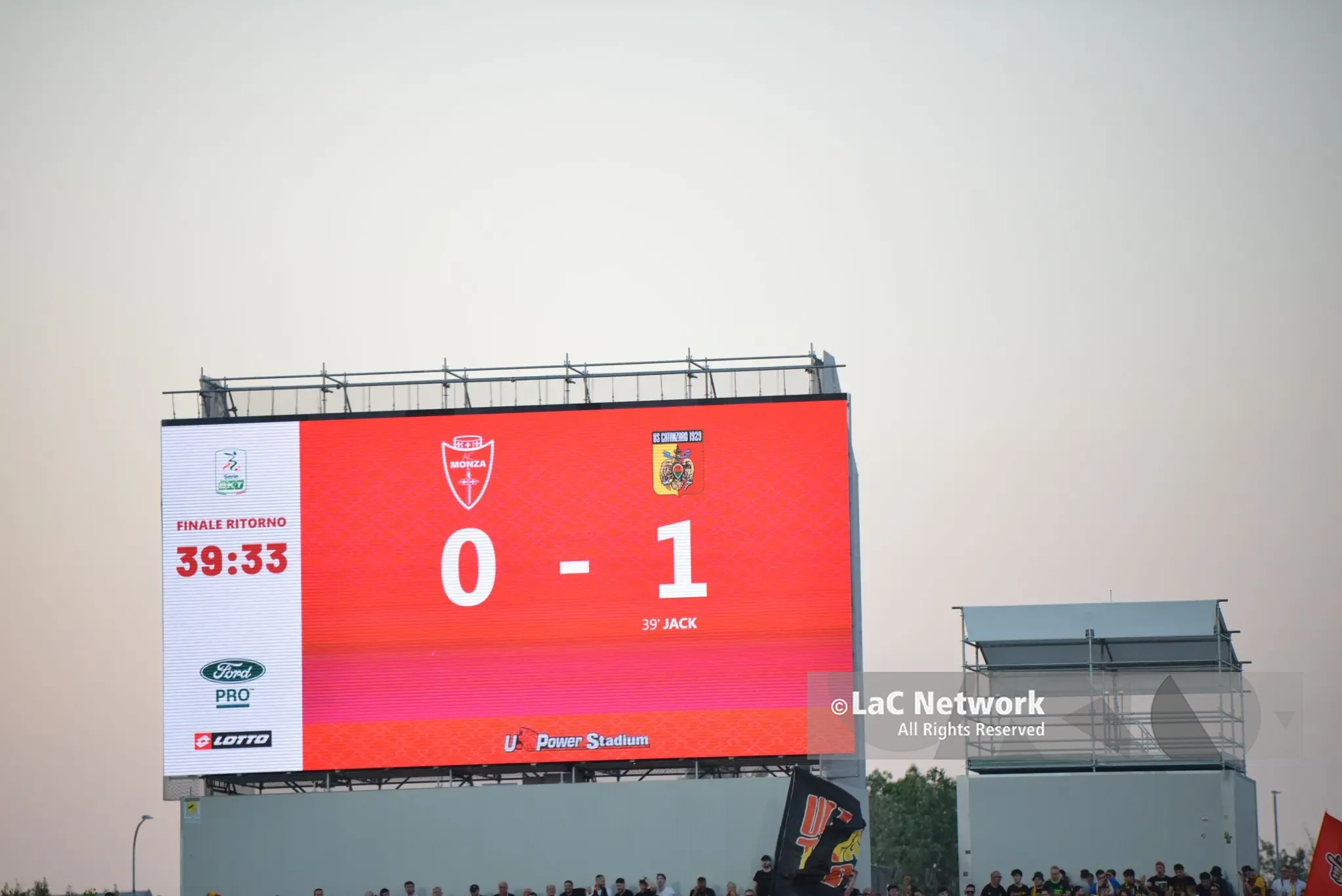 Il Catanzaro cerca l’impresa a Monza, Jack porta in vantaggio le Aquile: parziale primo tempo 0-1.\u00A0Tutti gli aggiornamenti –\u00A0LIVE\n
