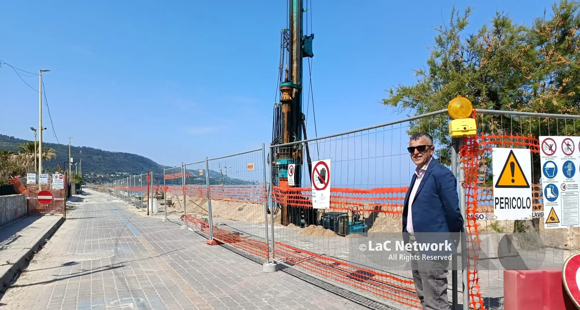 <p>Zambrone, lavori da 3,5 milioni sul lungomare durante l’estate. L’Andolina: «Qualche disagio ma <span style=\"color:hsl(0, 75%, 60%);\">sarà una svolta</span>»</p>